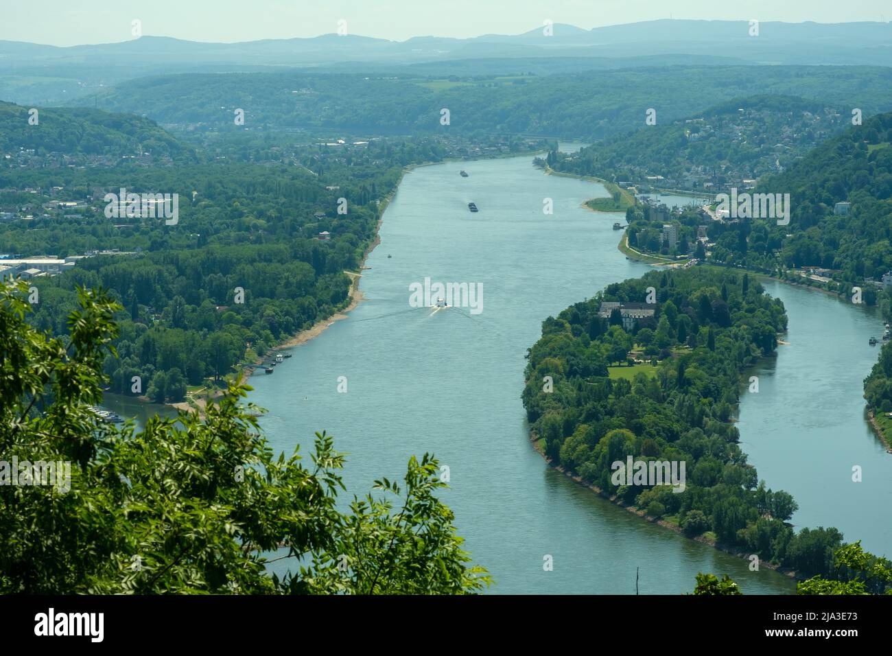 Vista panoramica del fiume Reno dal famoso Drachenfels di Königswinter Germania Foto Stock