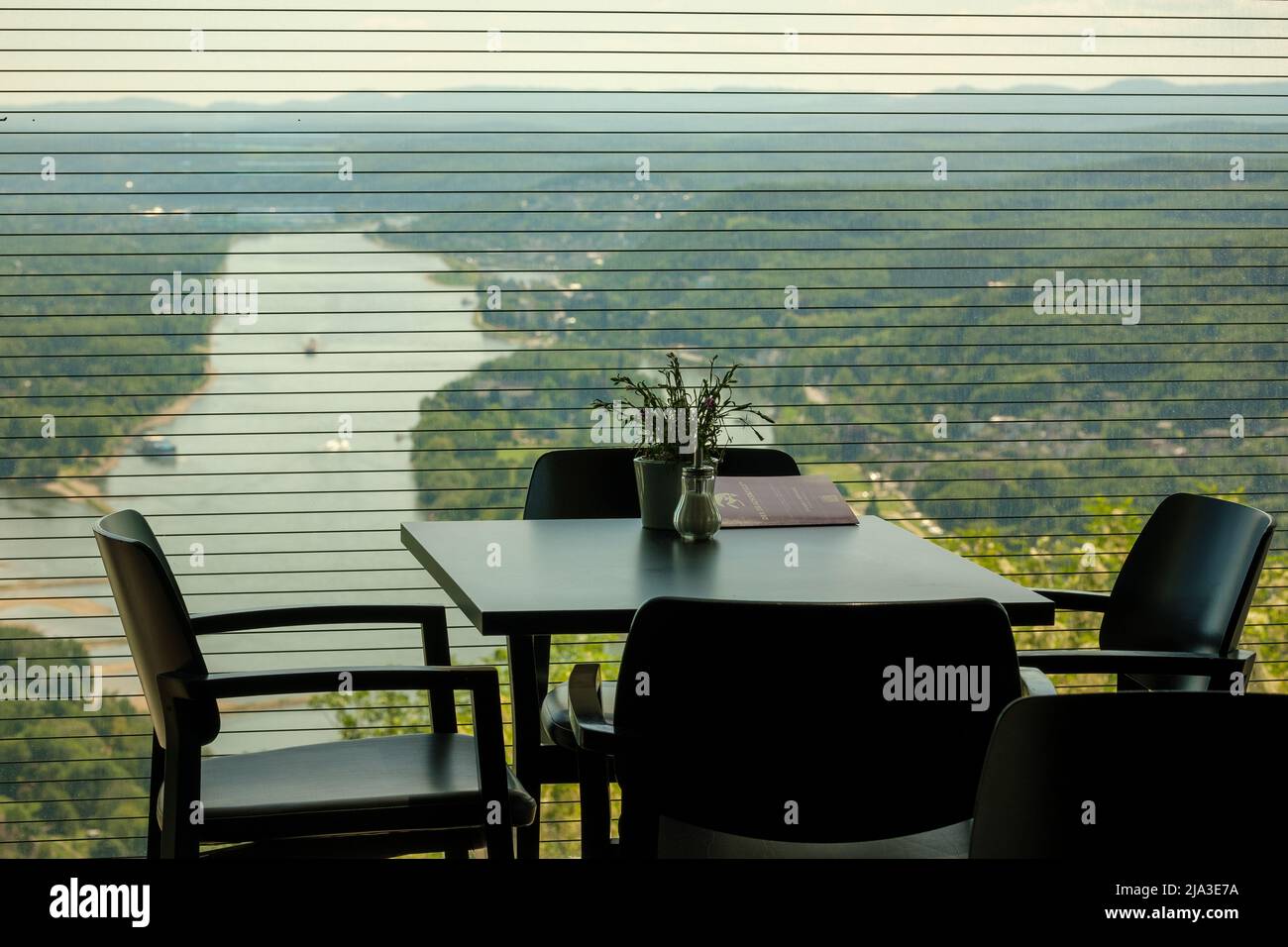 Königswinter, Germania- 18 maggio 2022 : splendida vista panoramica sul fiume Reno, da un ristorante sulla cima della collina di Drachenfels Foto Stock