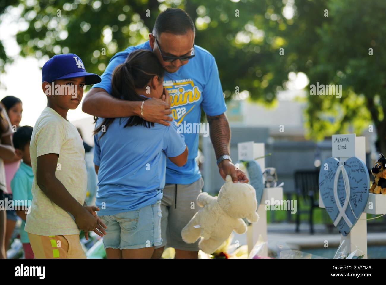 Uvalde, Stati Uniti. 26th maggio 2022. Le persone piangono per le vittime di un tiro di massa scolastico a Uvalde, Texas, Stati Uniti, 26 maggio 2022. Almeno 19 bambini e due adulti sono stati uccisi in un tiro alla Robb Elementary School nella città di Uvalde, Texas, martedì. Credit: WU Xiaoling/Xinhua/Alamy Live News Foto Stock