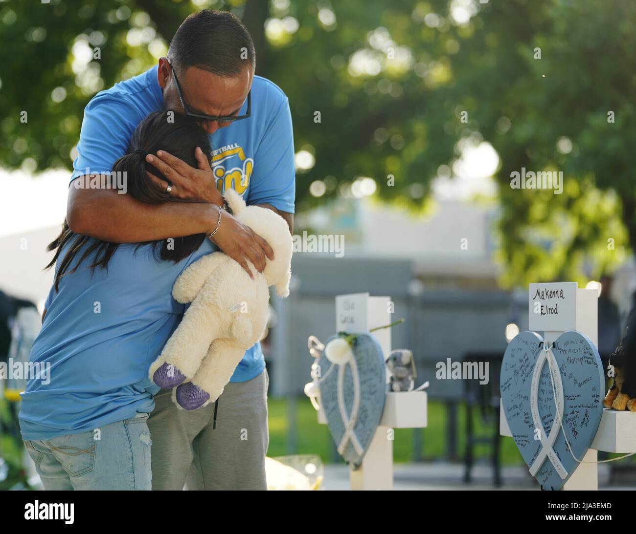 Uvalde, Stati Uniti. 26th maggio 2022. Le persone piangono per le vittime di un tiro di massa scolastico a Uvalde, Texas, Stati Uniti, 26 maggio 2022. Almeno 19 bambini e due adulti sono stati uccisi in un tiro alla Robb Elementary School nella città di Uvalde, Texas, martedì. Credit: WU Xiaoling/Xinhua/Alamy Live News Foto Stock