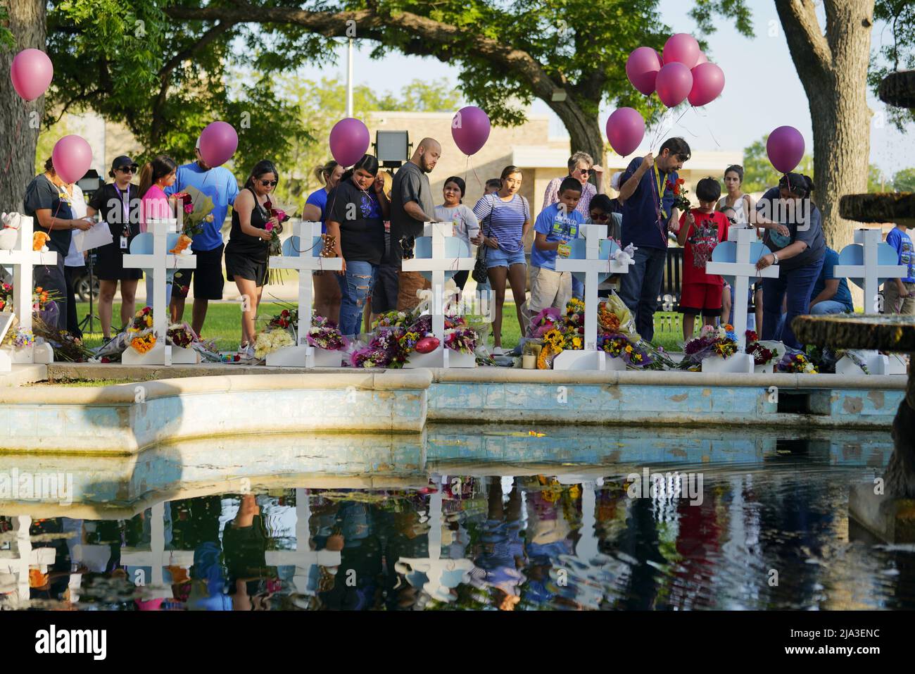 Uvalde, Stati Uniti. 26th maggio 2022. Le persone piangono per le vittime di un tiro di massa scolastico a Uvalde, Texas, Stati Uniti, 26 maggio 2022. Almeno 19 bambini e due adulti sono stati uccisi in un tiro alla Robb Elementary School nella città di Uvalde, Texas, martedì. Credit: WU Xiaoling/Xinhua/Alamy Live News Foto Stock