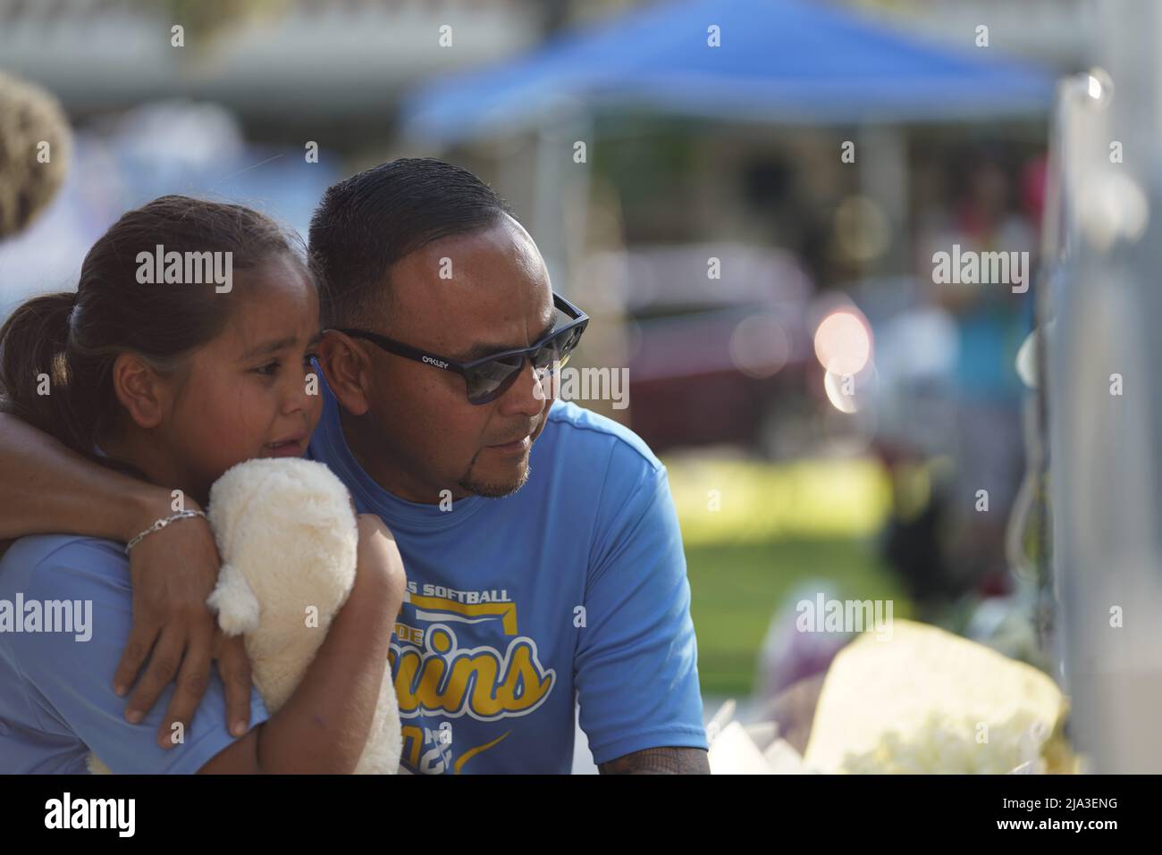 Uvalde, Stati Uniti. 26th maggio 2022. Le persone piangono per le vittime di un tiro di massa scolastico a Uvalde, Texas, Stati Uniti, 26 maggio 2022. Almeno 19 bambini e due adulti sono stati uccisi in un tiro alla Robb Elementary School nella città di Uvalde, Texas, martedì. Credit: WU Xiaoling/Xinhua/Alamy Live News Foto Stock