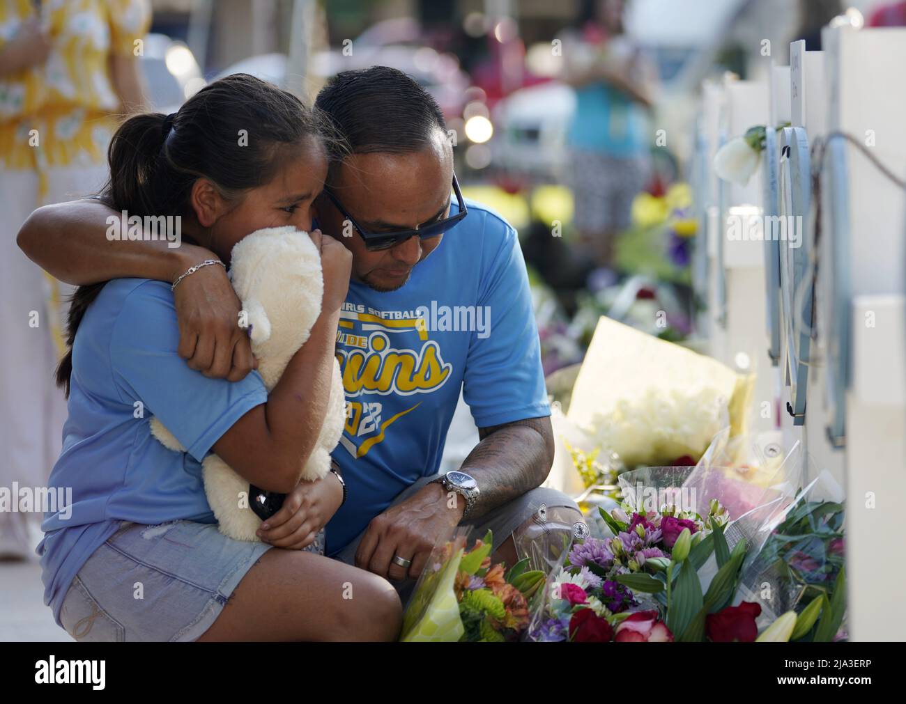 Uvalde, Stati Uniti. 26th maggio 2022. Le persone piangono per le vittime di un tiro di massa scolastico a Uvalde, Texas, Stati Uniti, 26 maggio 2022. Almeno 19 bambini e due adulti sono stati uccisi in un tiro alla Robb Elementary School nella città di Uvalde, Texas, martedì. Credit: WU Xiaoling/Xinhua/Alamy Live News Foto Stock