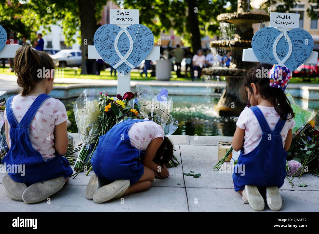 Uvalde, Stati Uniti. 26th maggio 2022. Le persone piangono per le vittime di un tiro di massa scolastico a Uvalde, Texas, Stati Uniti, 26 maggio 2022. Almeno 19 bambini e due adulti sono stati uccisi in un tiro alla Robb Elementary School nella città di Uvalde, Texas, martedì. Credit: WU Xiaoling/Xinhua/Alamy Live News Foto Stock