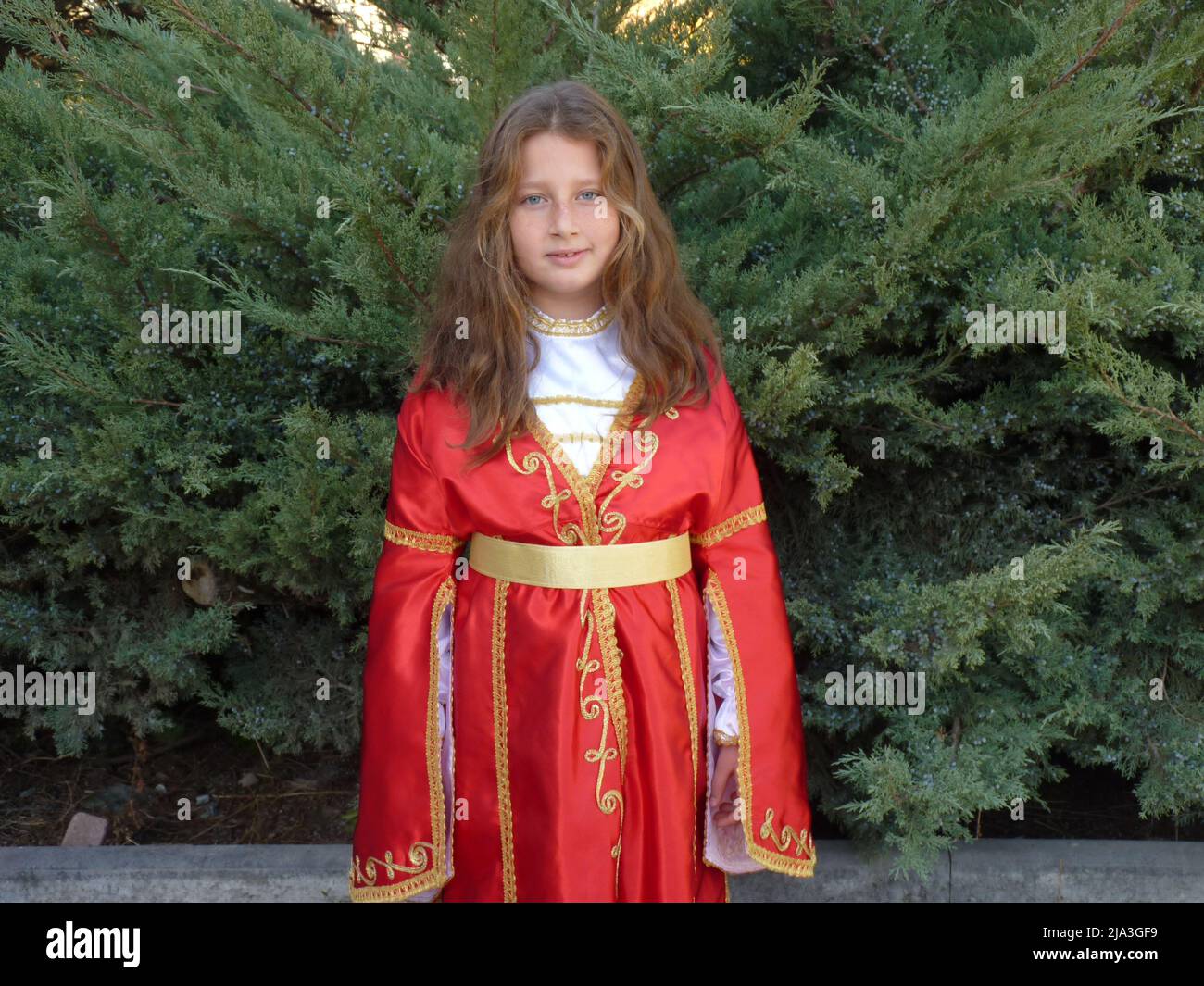 ragazza turca dagli occhi blu con capelli ondulati in un abito folcloristico Foto Stock