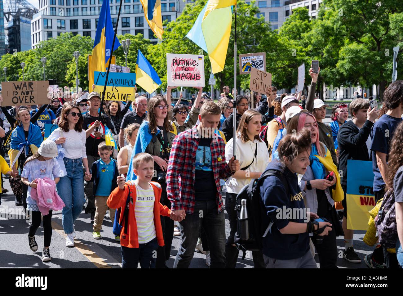 22.05.2022, Berlino, Germania, Europa - diverse centinaia di manifestanti, rifugiati, attivisti e sostenitori ucraini percorrono Leipziger Strasse a Mitte. Foto Stock