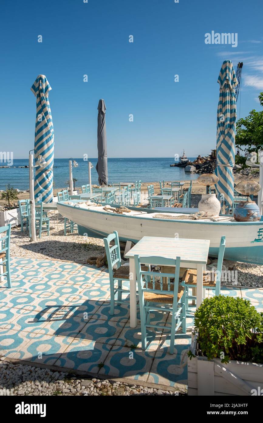 Tradizionale ristorante greco o taverna sul lungomare della spiaggia di Platamon Foto Stock