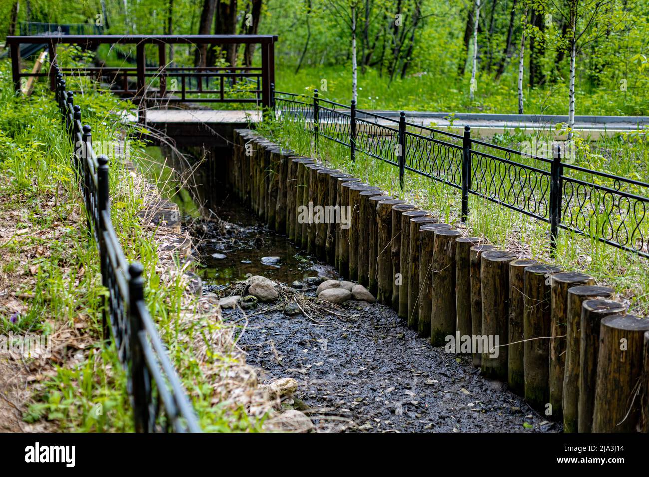 frammento di un canale di acqua secca nel parco in estate. Foto di alta qualità Foto Stock