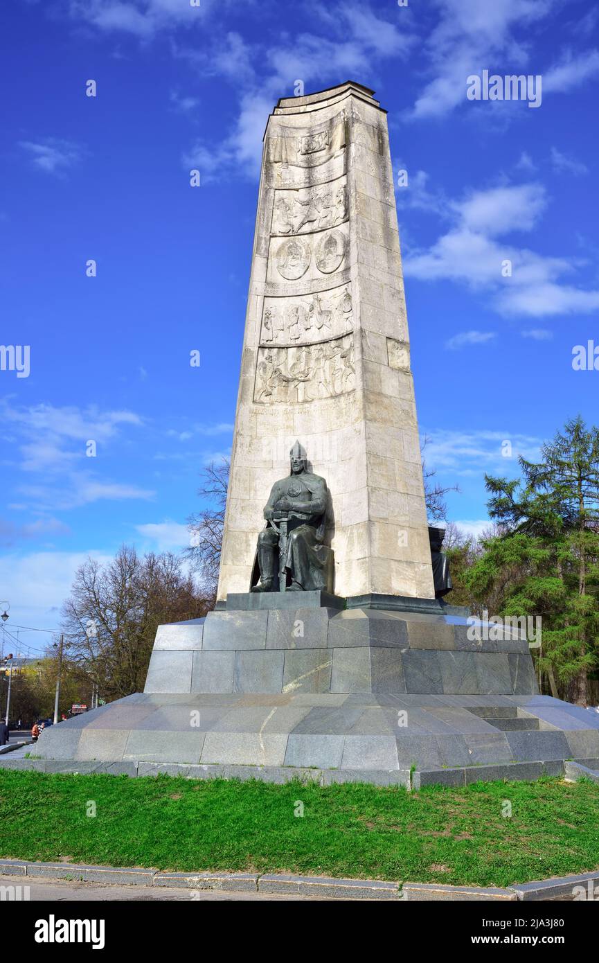 Vladimir, Russia, 05.10.2022: Monumento al 850th anniversario della città. Scultura di un antico guerriero russo ai piedi di un obelisco di pietra wi Foto Stock