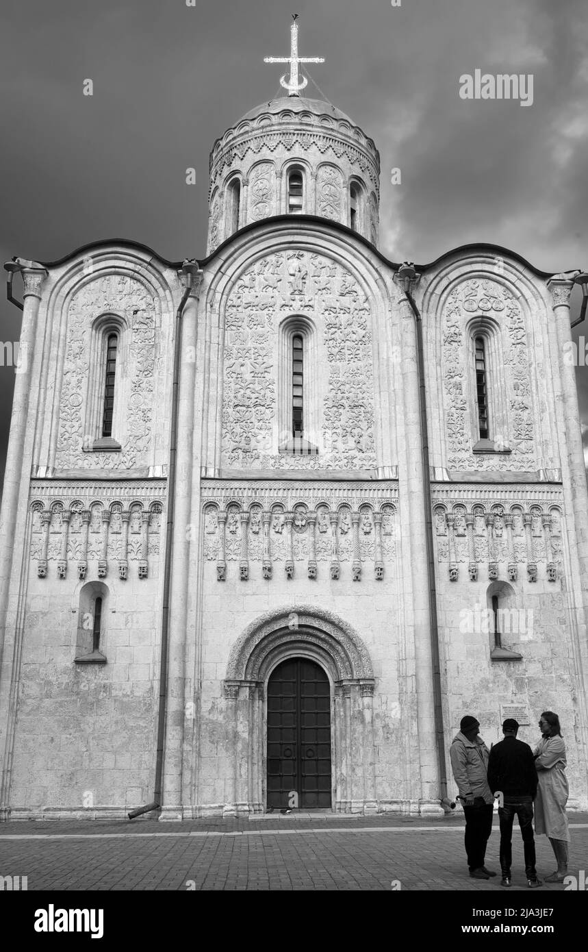 Vladimir, Russia, 05.10.2022: Vecchia cattedrale russa di Dmitrov. Chiesa ortodossa del XII secolo con intagli in pietra sulla facciata, sito UNESCO Foto Stock