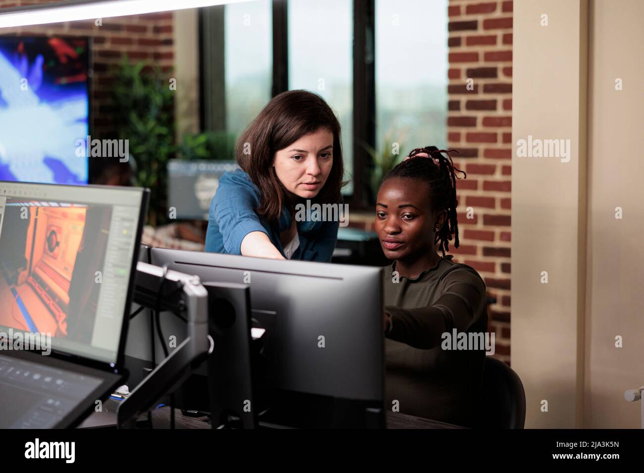Azienda dipendenti diversi discutere di progressi di sviluppo e arti elettroniche. 3D grafici designer in agenzia creativa ufficio spazio di lavoro sviluppo video gioco progetto. Foto Stock