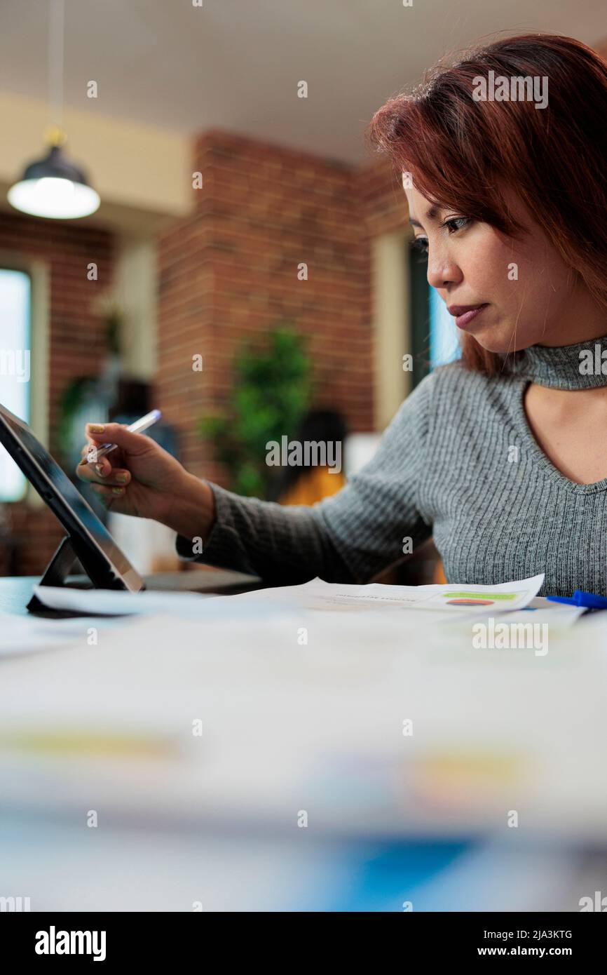 Donna d'affari che analizza i grafici di gestione sul computer tablet che lavora al progetto aziendale in startup Office. Direttore esecutivo brainstorming idee di marketing pianificazione nuovo startegy, Business Concept Foto Stock