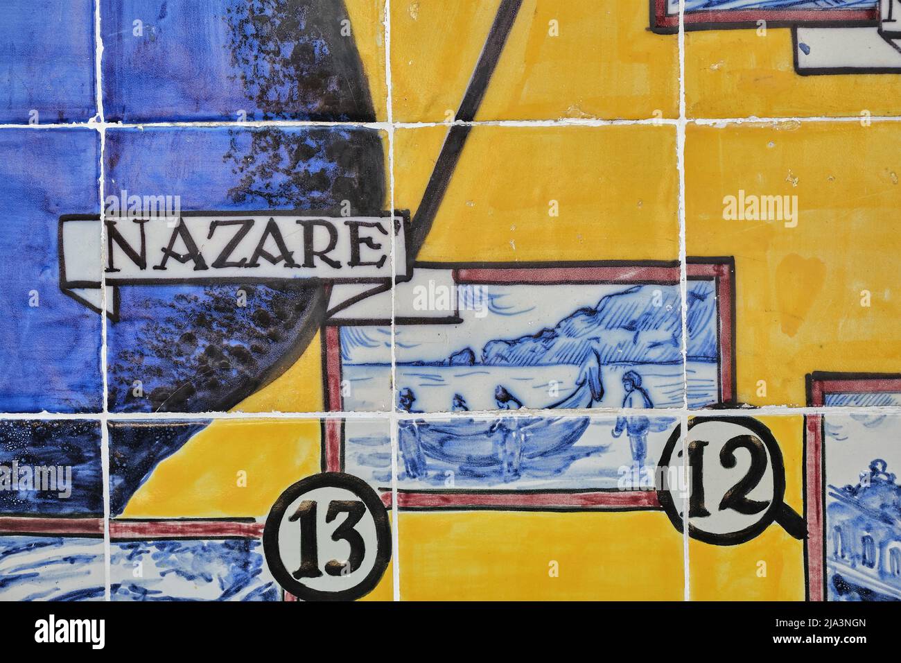 Pannello di azulejos che rappresenta monumenti e scene di campagna sulle pareti della stazione di Leiria, Portogallo Foto Stock