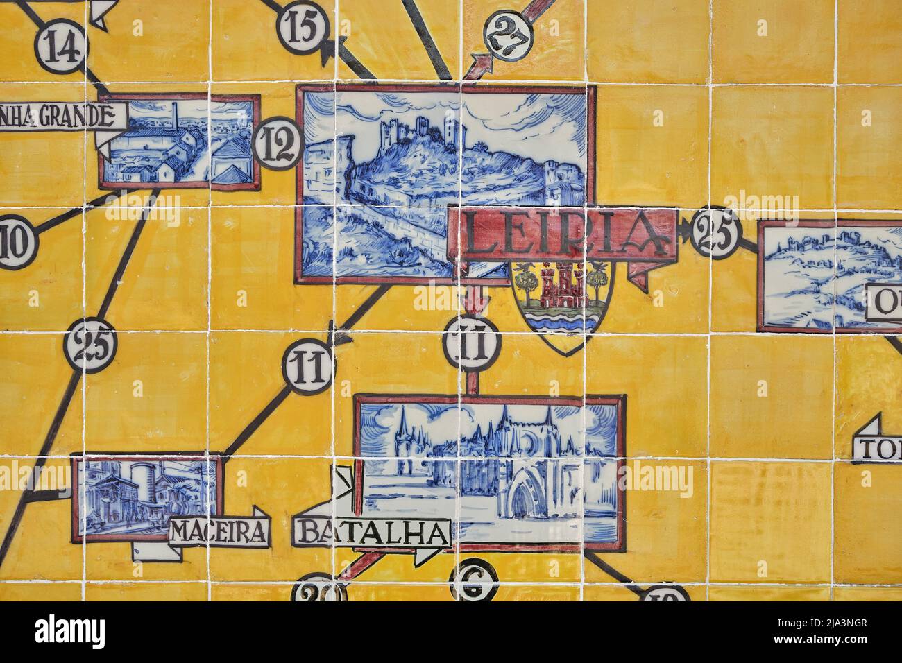 Pannello di azulejos che rappresenta monumenti e scene di campagna sulle pareti della stazione di Leiria, Portogallo Foto Stock
