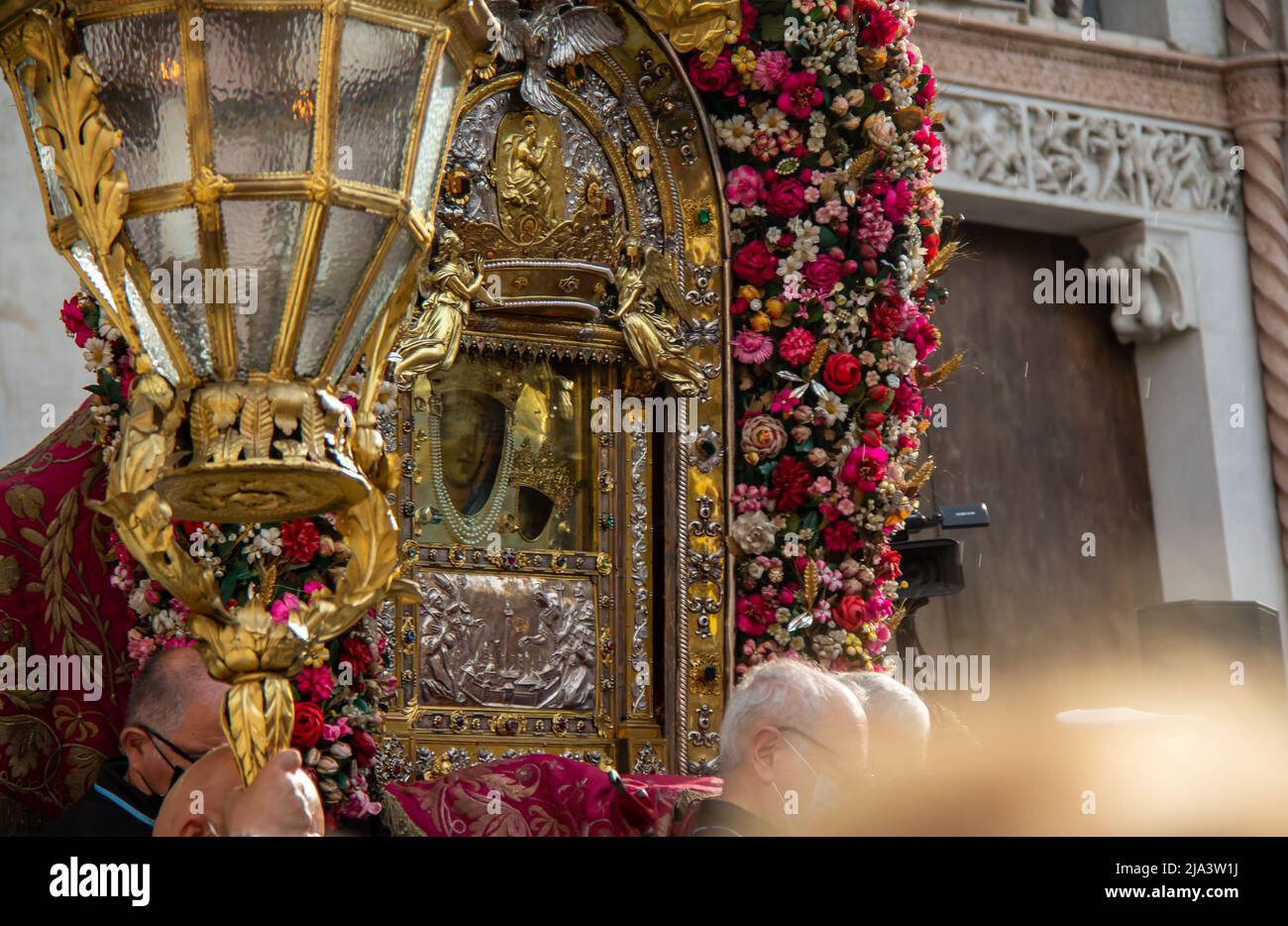 Bologna, Italia - 27 maggio 2022. Incontro del popolo bolognese con la Madonna di San Luca. Devozione popolare di fedeli e pellegrini. Foto Stock