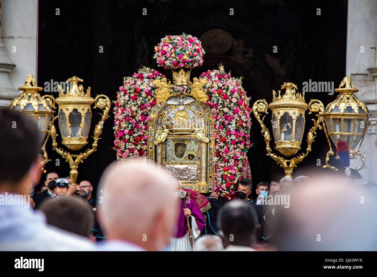 Bologna, Italia - 27 maggio 2022. Incontro del popolo bolognese con la Madonna di San Luca. Devozione popolare di fedeli e pellegrini. Foto Stock