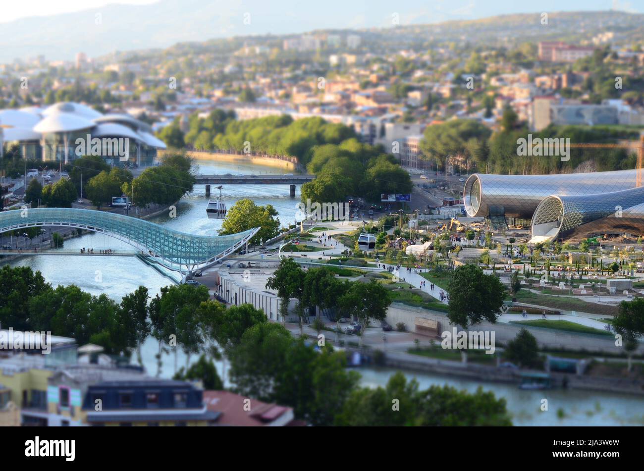 Tbilisi centro città con nuovi edifici e la città vecchia Foto Stock
