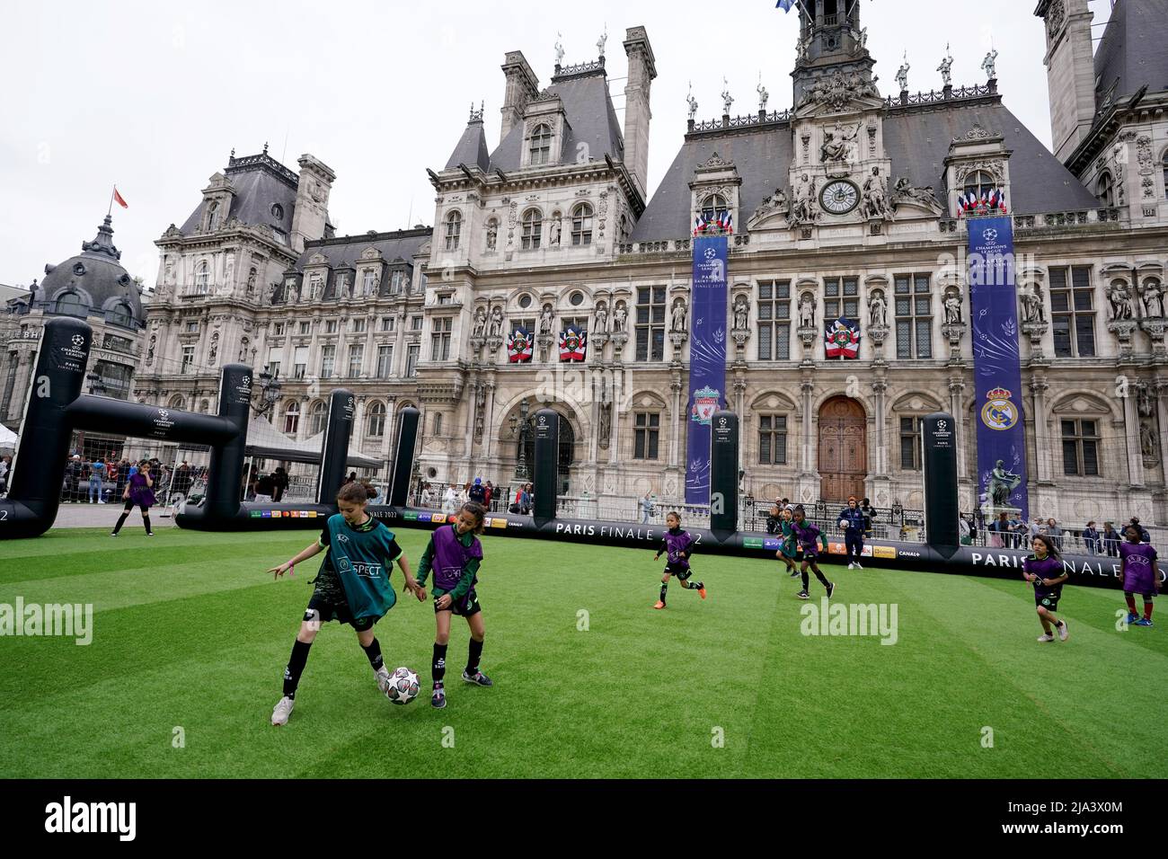 I bambini giocano su un mini pitch al Trophy Epierence presso Place de l'Hotel de Ville a Parigi, davanti alla finale della UEFA Champions League di sabato allo Stade de France di Parigi. Data foto: Venerdì 27 maggio 2022. Foto Stock