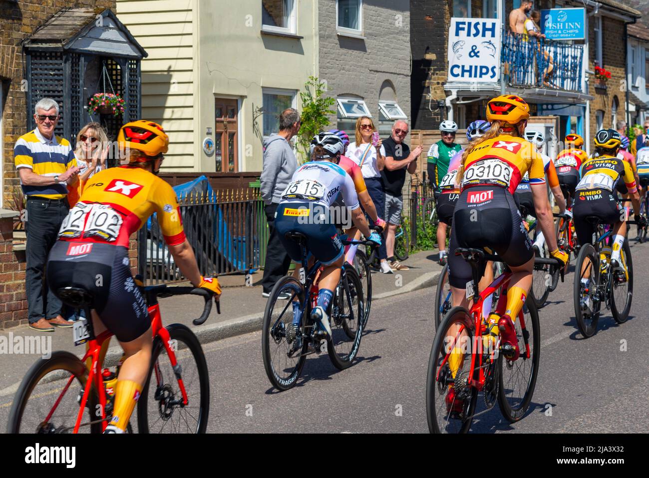 Maldon, Essex, Regno Unito. 27th maggio 2022. La prima tappa della gara ciclistica femminile Union Cycliste Internationale è iniziata, con lo start a Maldon che vede i piloti uscire nella campagna dell'Essex su un percorso di 136,5 km, che corre verso il traguardo in città. La gara UCI ha attirato i migliori piloti internazionali ad affrontare l'evento a tre tappe che culmina a Londra domenica. I piloti, tra cui la squadra ciclistica uno x pro, si trasfergono su Mill Street passando per le persone Foto Stock