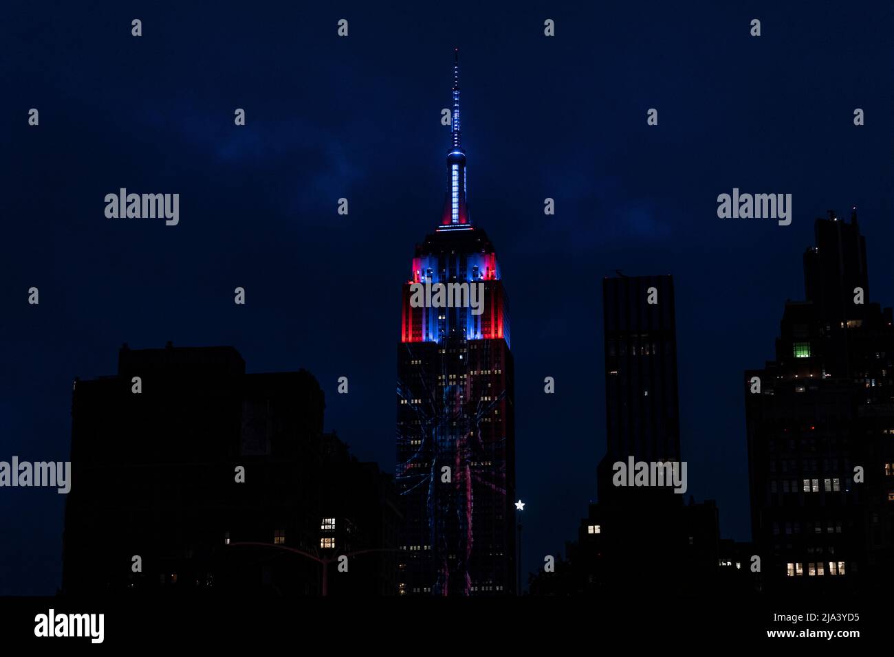 New York, NY - 26 maggio 2022: Netflix Stranger Things il portale ufficiale per il capovolgimento è proiettato sull'Empire state Building come parte di un evento globale in tutti i continenti Foto Stock