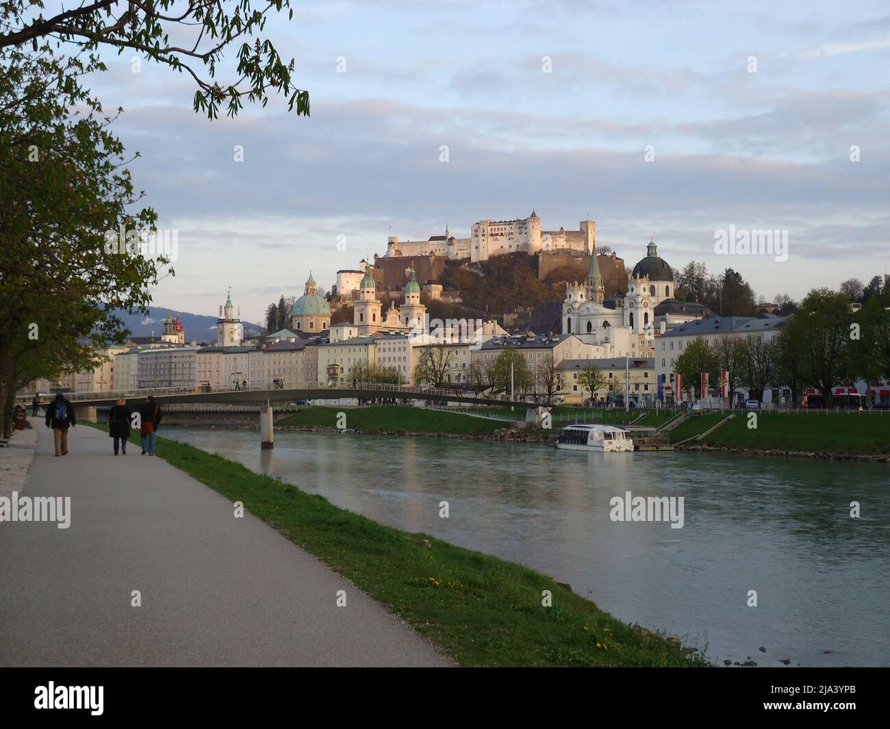 Salisburgo è una città austriaca al confine con la Germania, con vista sulle Alpi orientali. La città è divisa dal fiume Salzach Foto Stock Salisburgo è una città austriaca al confine con la Germania, con vista sulle Alpi orientali. La città è divisa dal fiume Salzach Foto Stock