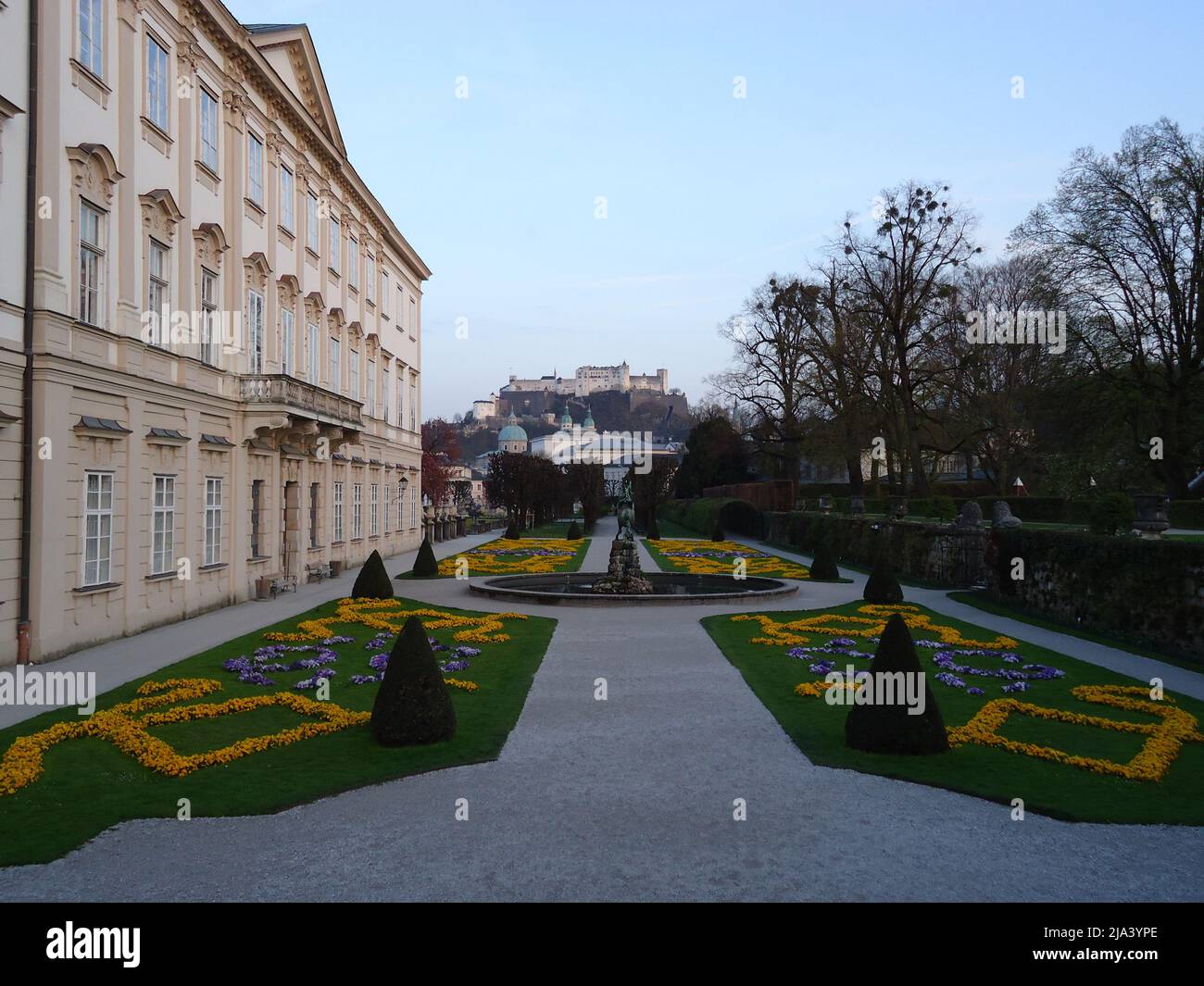 Salisburgo è una città austriaca al confine con la Germania, con vista sulle Alpi orientali. La città è divisa dal fiume Salzach Foto Stock