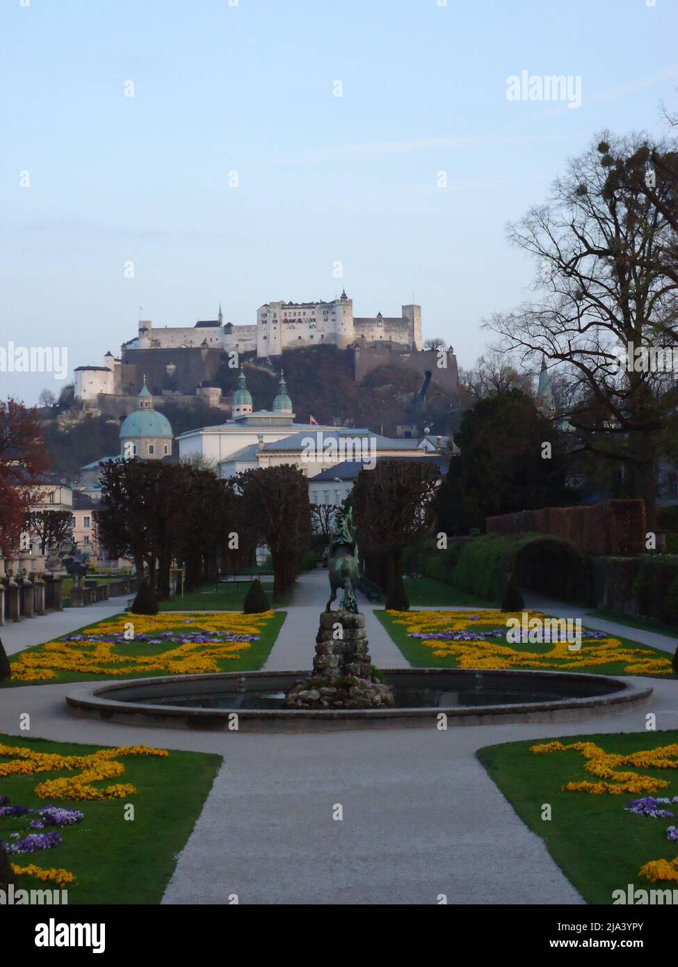 Salisburgo è una città austriaca al confine con la Germania, con vista sulle Alpi orientali. La città è divisa dal fiume Salzach Foto Stock Salisburgo è una città austriaca al confine con la Germania, con vista sulle Alpi orientali. La città è divisa dal fiume Salzach Foto Stock