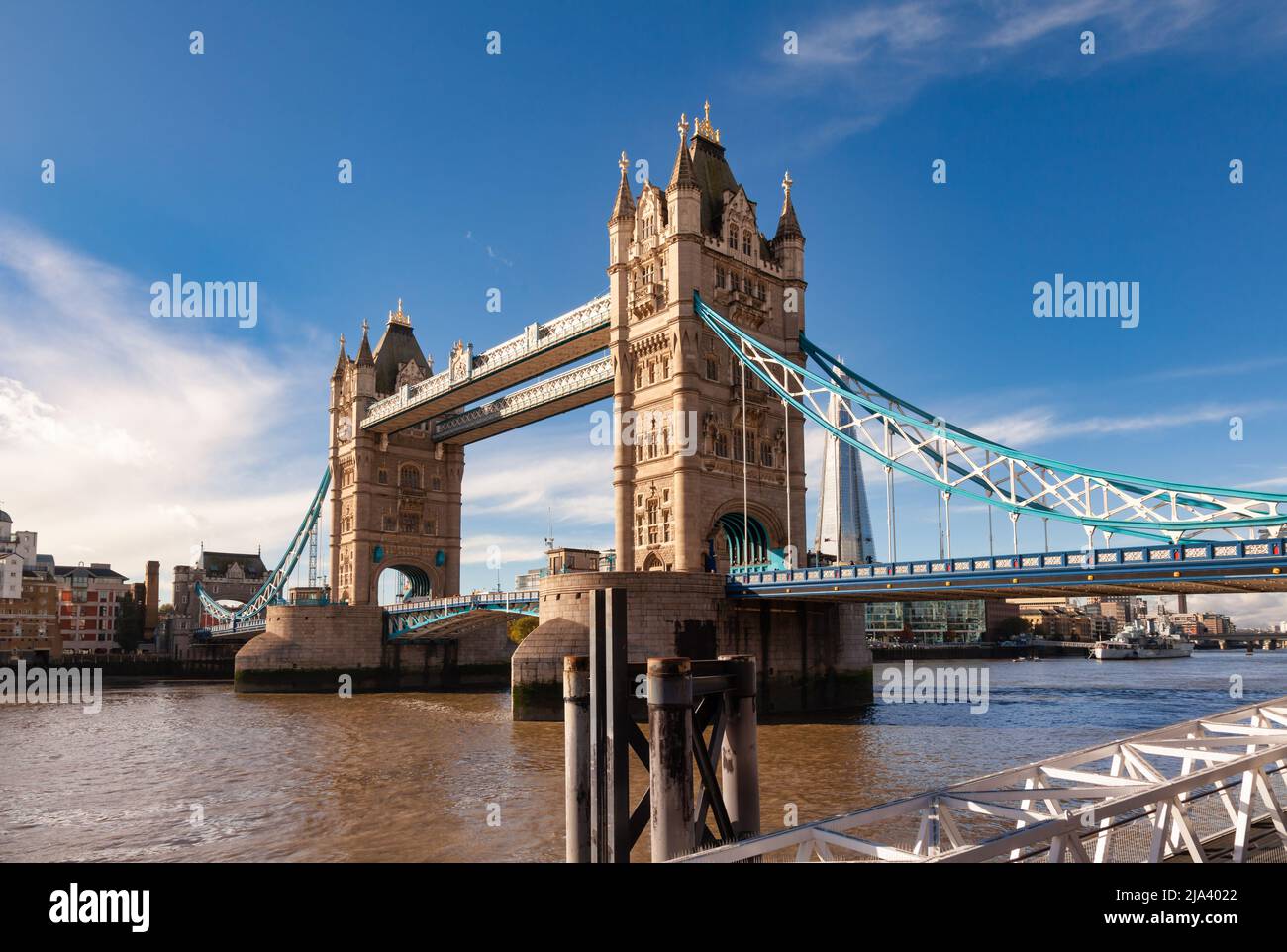 L'iconico Victorian Tower Bridge visto dal molo di St Katharine, Londra, Regno Unito Foto Stock