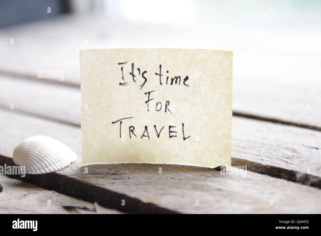 È il tempo di viaggiare. Carta con iscrizione. Vacanza estiva idea. Foto Stock