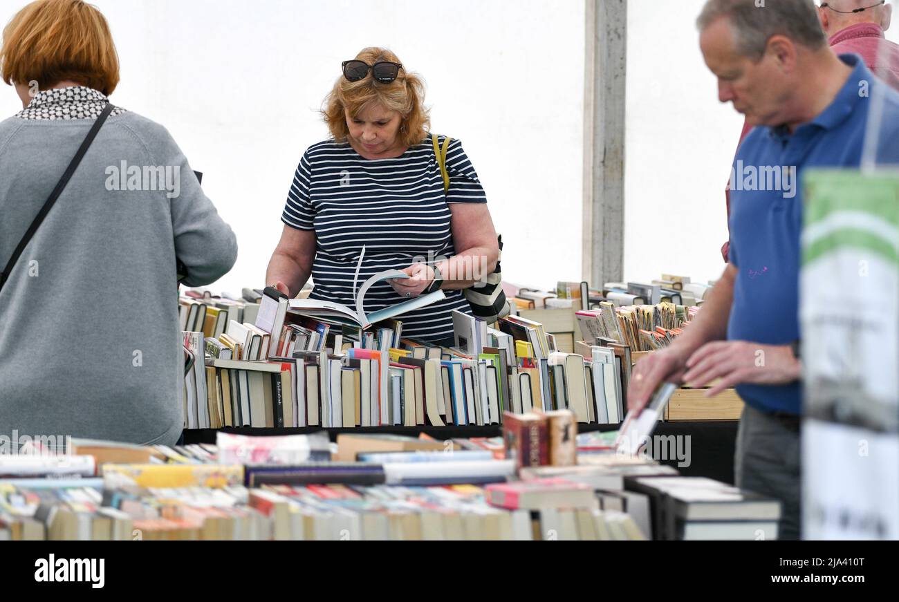 Le persone sfogliano i libri al Festival Hay di Arte e Letteratura 2022 a Powys, Galles. Il festival si svolgerà fino alla prossima settimana e attrae autori di tutto il mondo per partecipare all'evento. Foto Stock