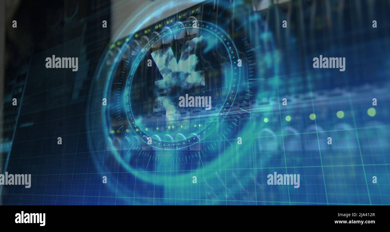 Immagine del simbolo Yen sul blocco di sicurezza rotante sull'elaborazione dei dati e sul server del computer Foto Stock