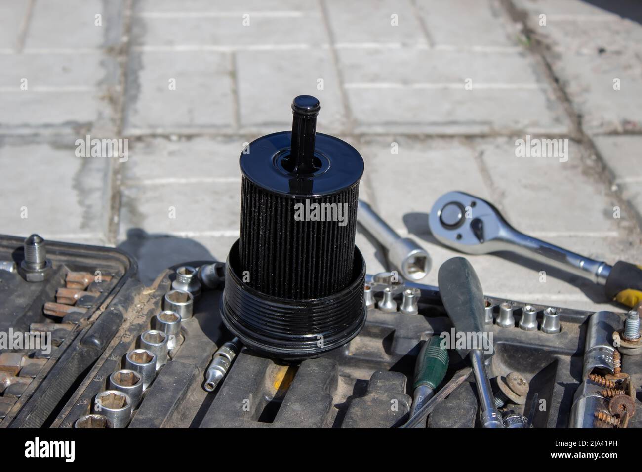 Sostituzione del filtro dell'olio motore dell'auto. Trasmissione e manutenzione. Concetto di carburante per l'energia. Foto Stock