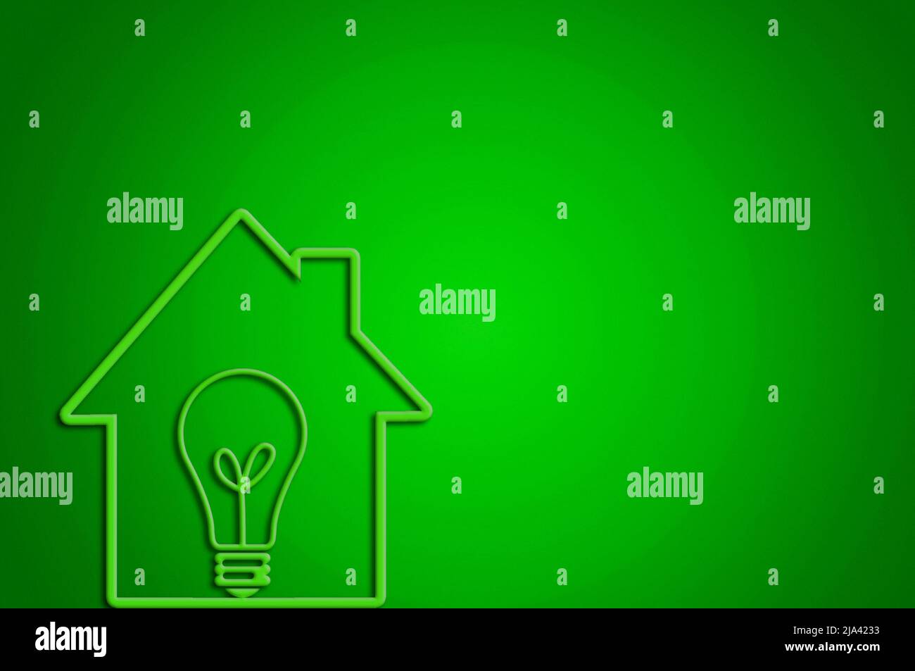 forma della casa con un'icona a lampadina elettrica, transizione verde e concetto di risparmio energetico Foto Stock