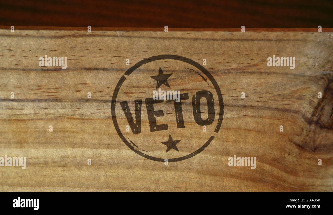 Timbro di veto stampato su scatola di legno. Concetto di opposizione, obiezione e rifiuto del simbolo. Foto Stock