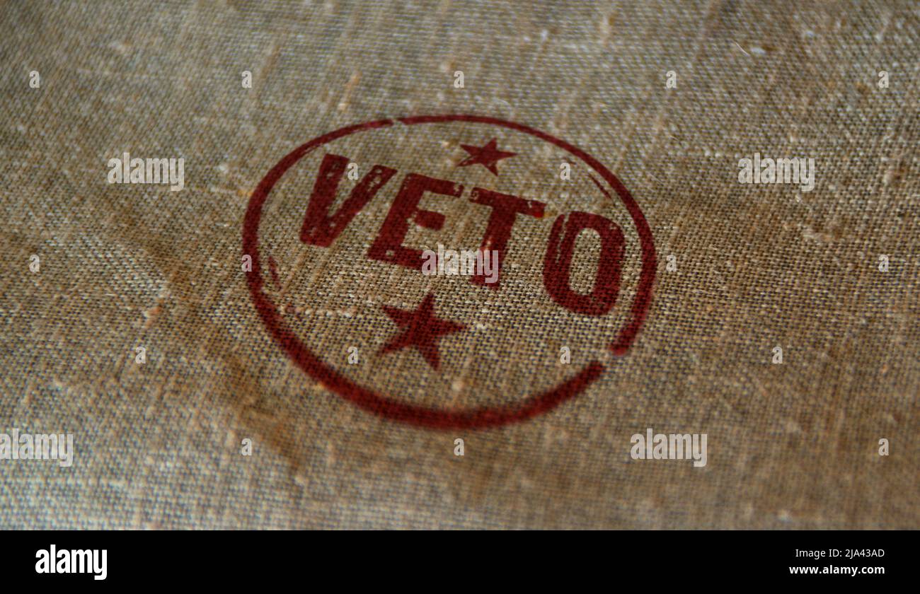 Timbro di veto stampato sul sacco di lino. Concetto di opposizione, obiezione e rifiuto del simbolo. Foto Stock