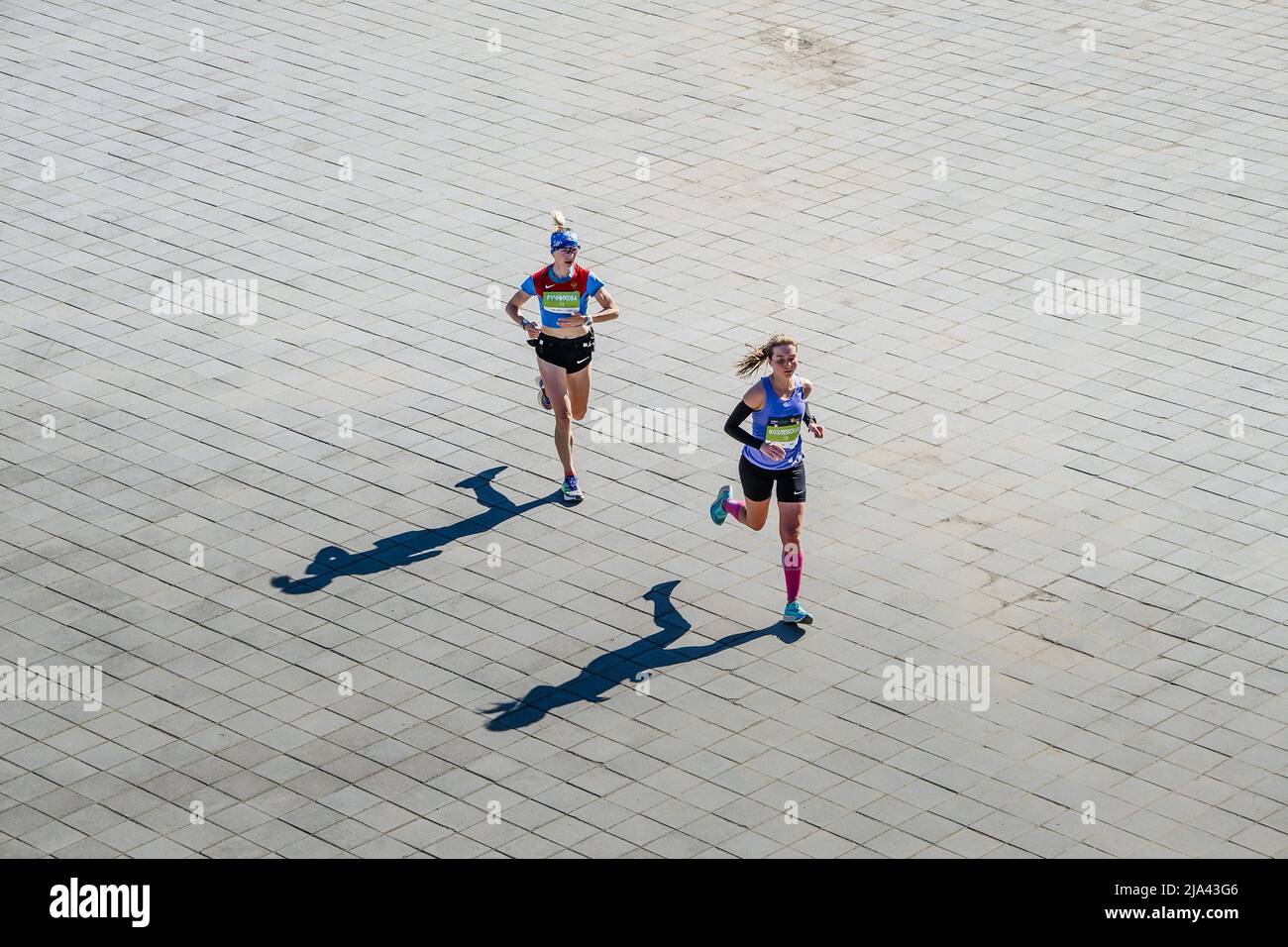 Kazan, Russia - 17 maggio 2022: Due donne runner leader di gara durante la maratona di Kazan Foto Stock