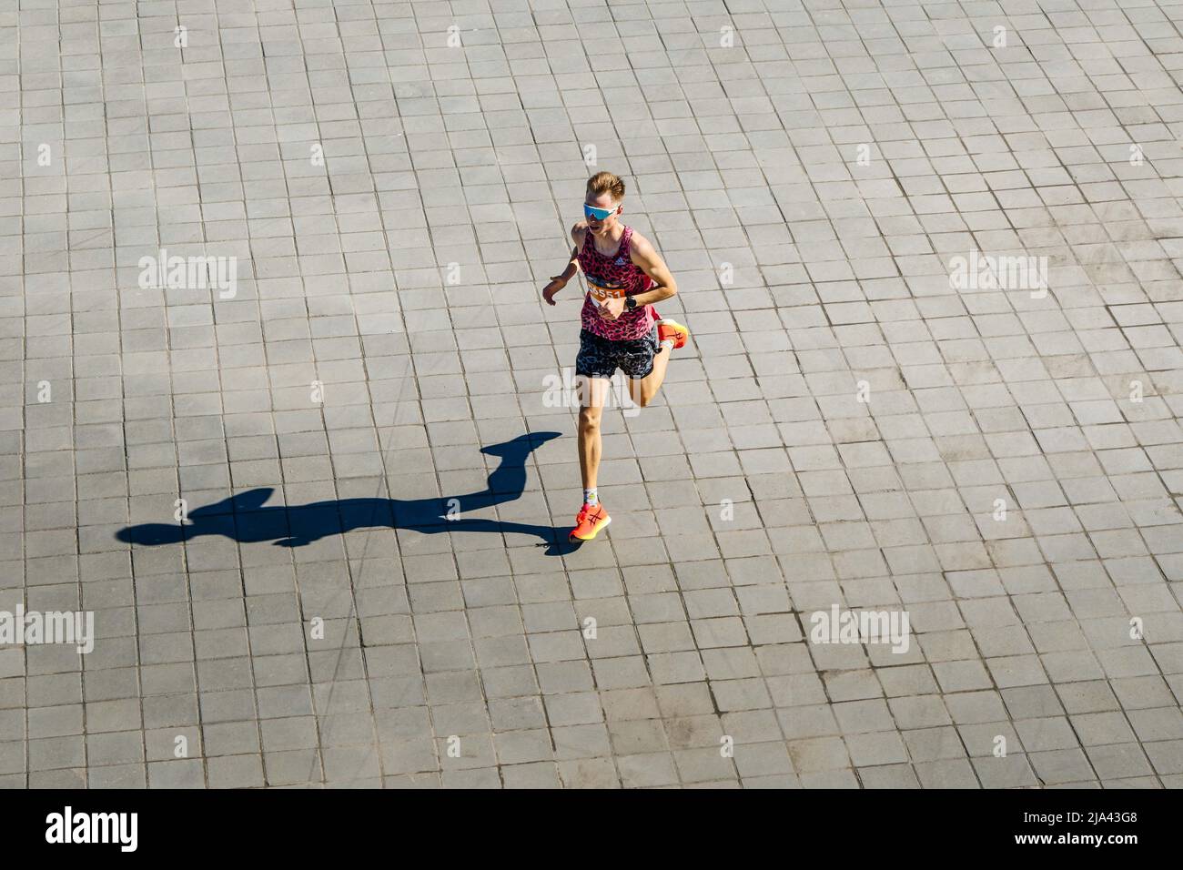 Kazan, Russia - 15 maggio 2022: Atleta runner che corre durante la maratona di Kazan Foto Stock