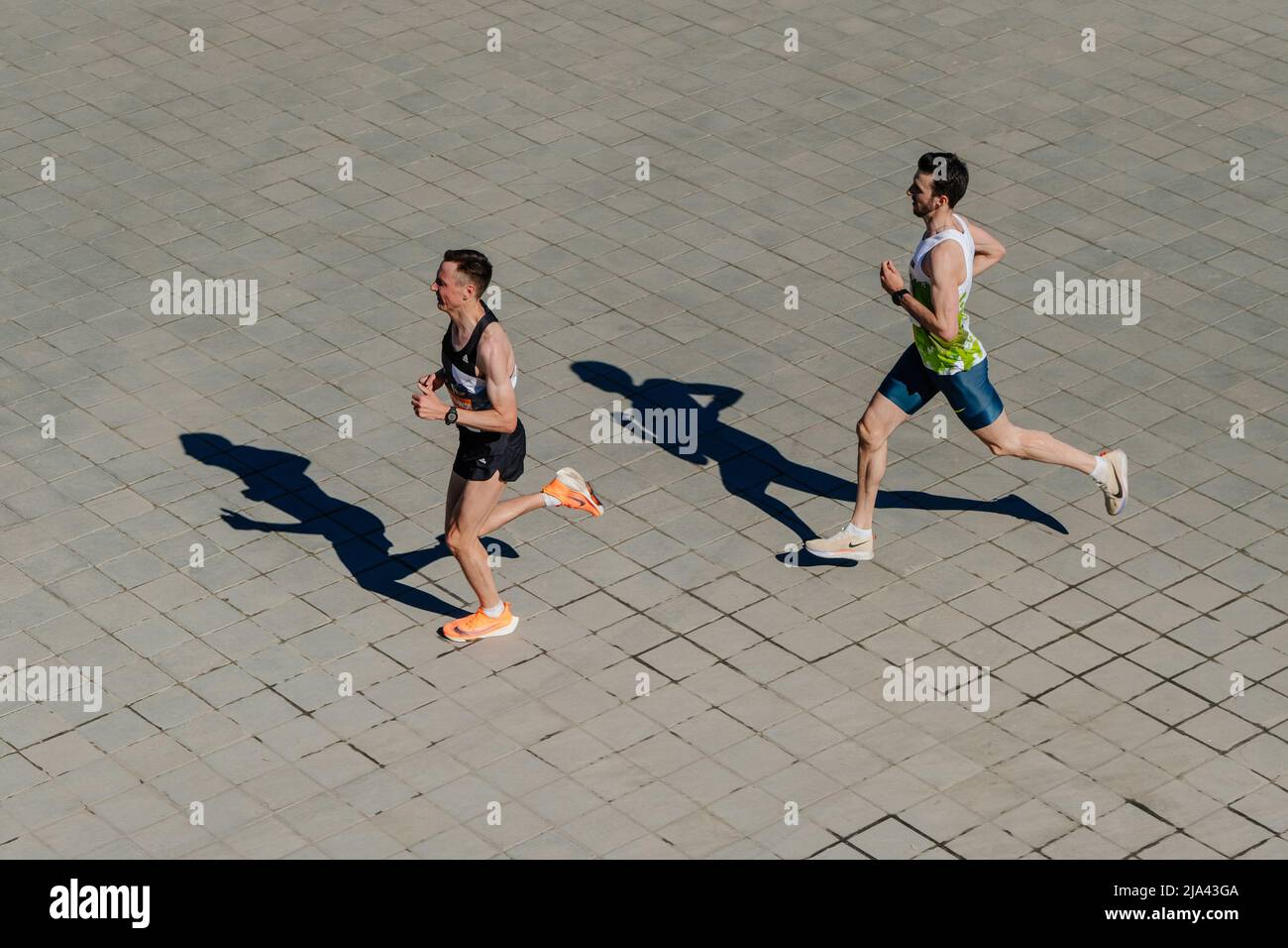 Kazan, Russia - 15 maggio 2022: Durante la maratona di Kazan corrono due atleti Foto Stock