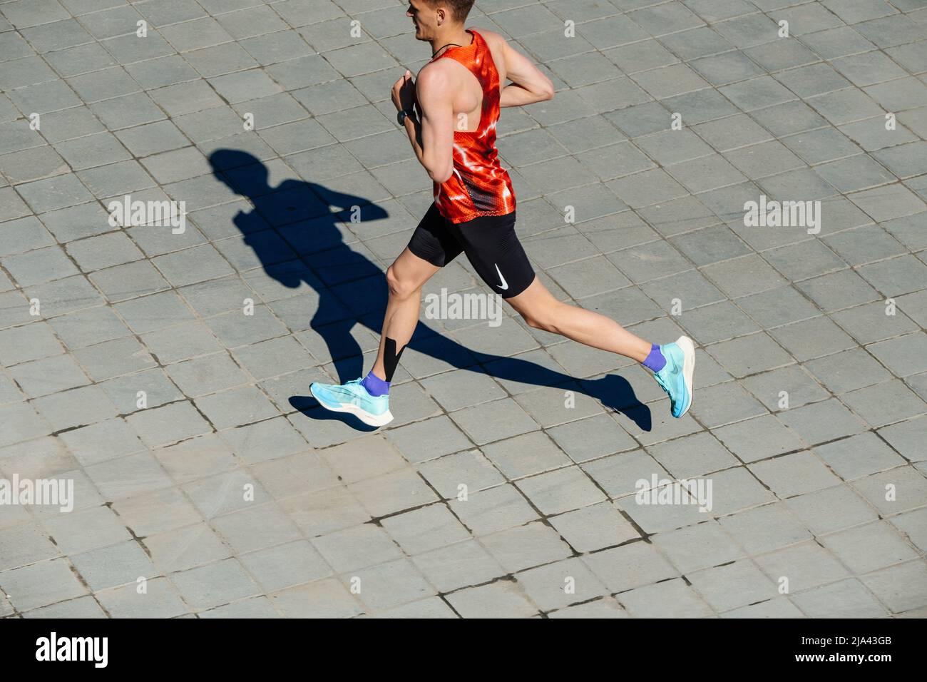 Kazan, Russia - 15 maggio 2022: Atleta maschile runner correre durante la maratona di Kazan Foto Stock