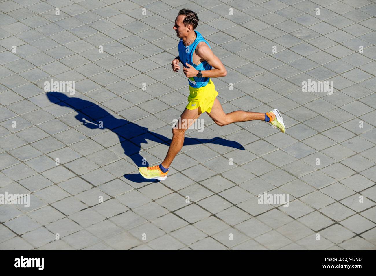 Kazan, Russia - 15 maggio 2022: Atleta maschile runner correre durante la maratona di Kazan Foto Stock