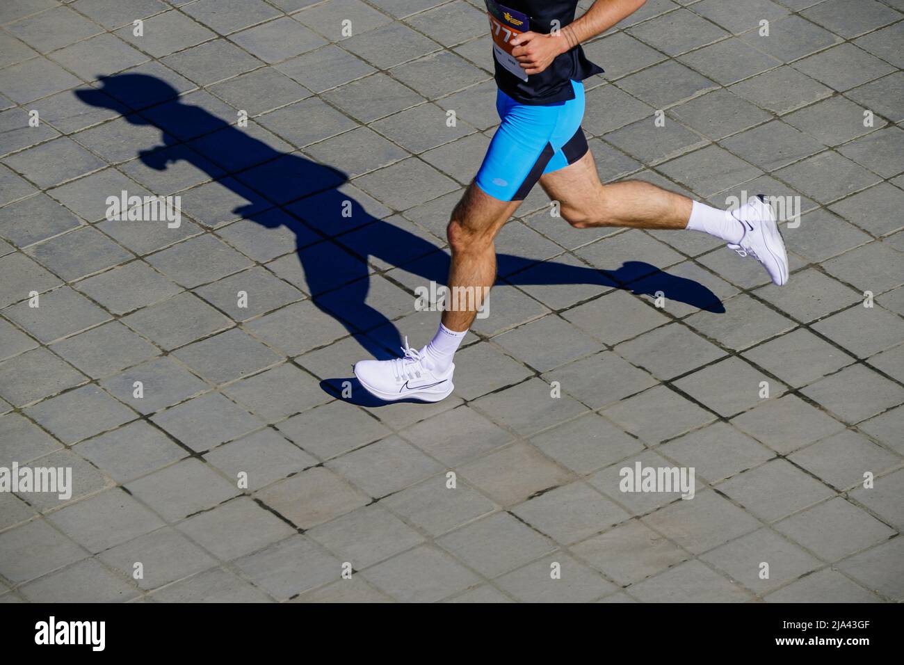 Kazan, Russia - 15 maggio 2022: Atleta maschile che corre durante la maratona di Kazan Foto Stock