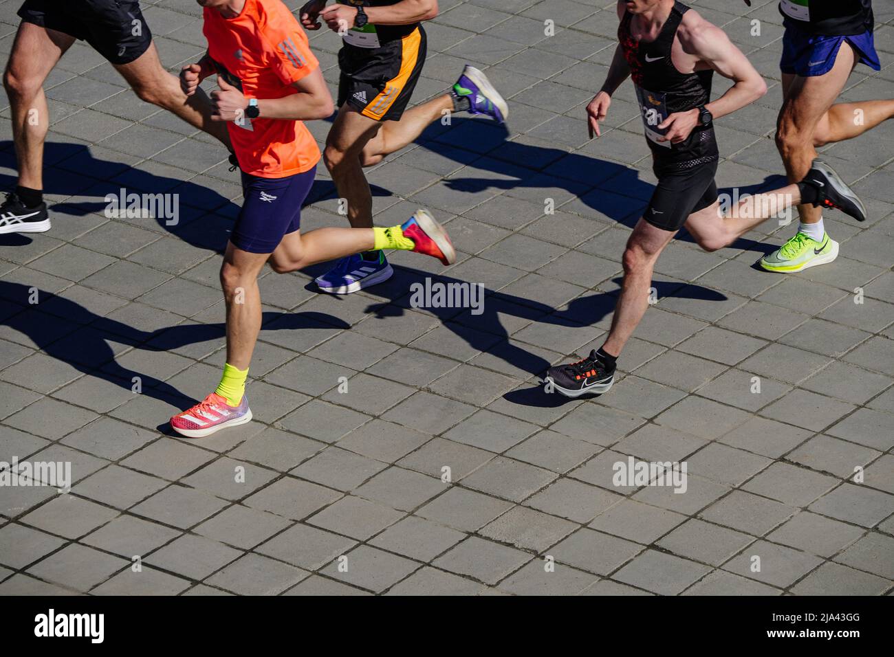 Kazan, Russia - 15 maggio 2022: Atleta maschile di gruppo che corre durante la Maratona di Kazan Foto Stock