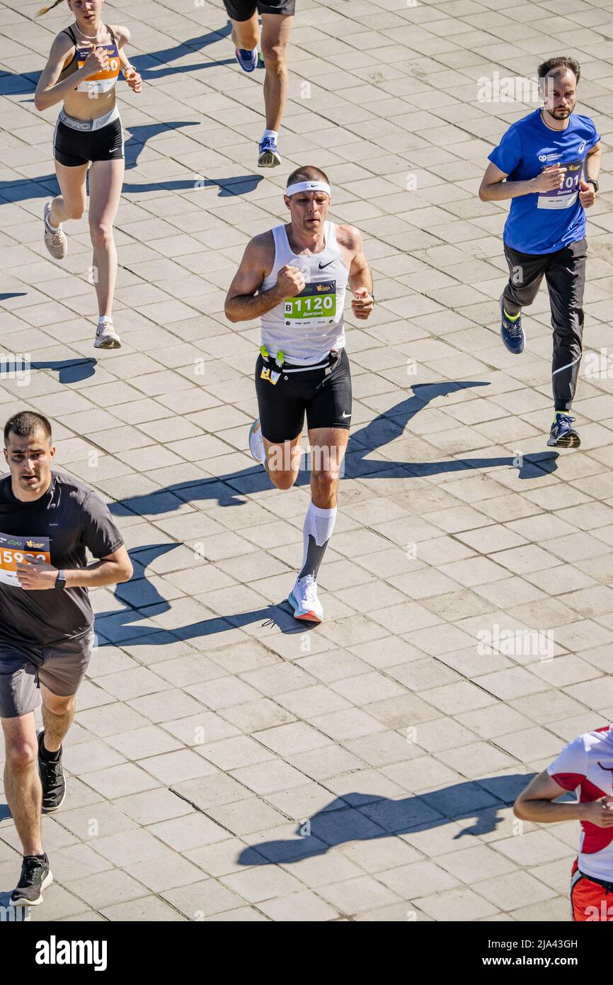 Kazan, Russia - 15 maggio 2022: Atleta maschile e femminile che corre durante la maratona di Kazan Foto Stock