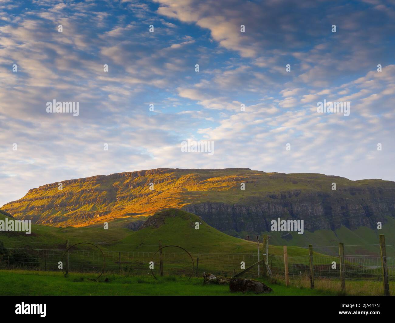 Colline al tramonto sulle rocce di Gribun sull'isola di Mull, Highlands Scozia Regno Unito Foto Stock