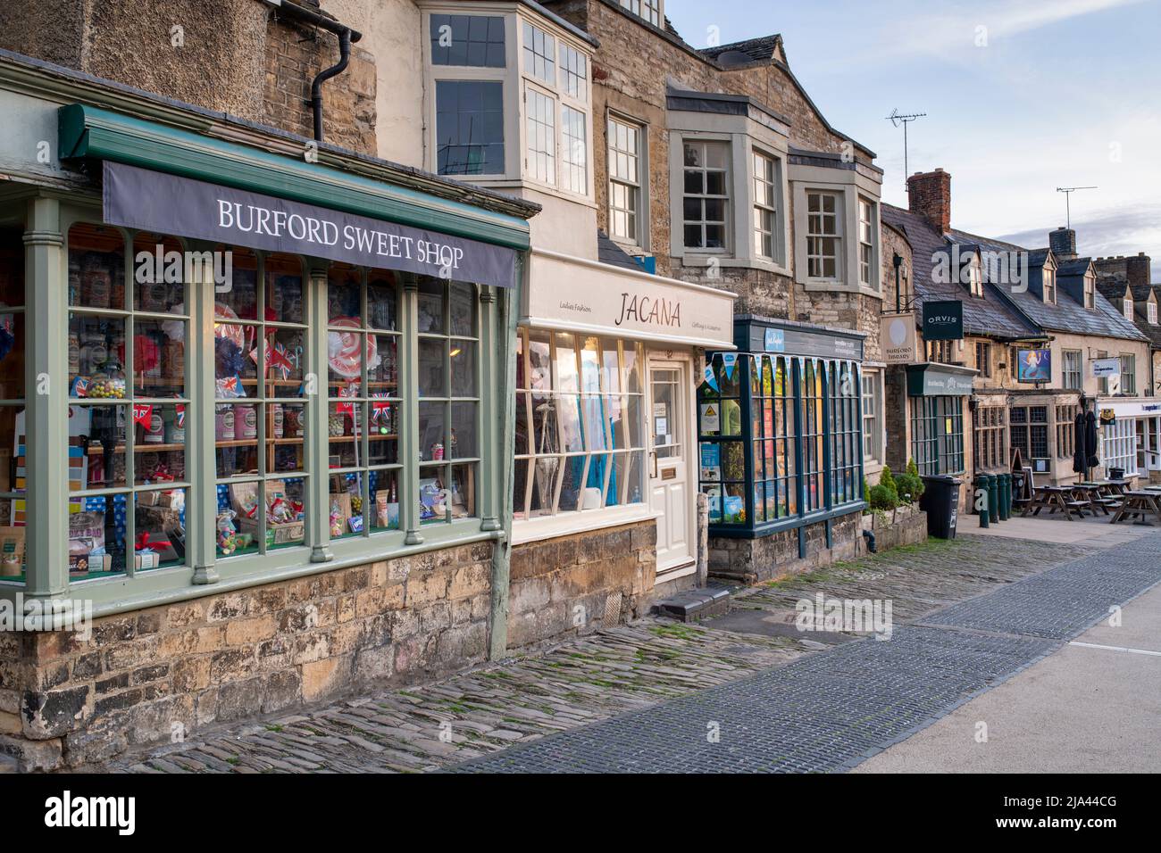 Negozi lungo la strada principale di Burford. Cotswolds, Oxfordshire, Inghilterra Foto Stock