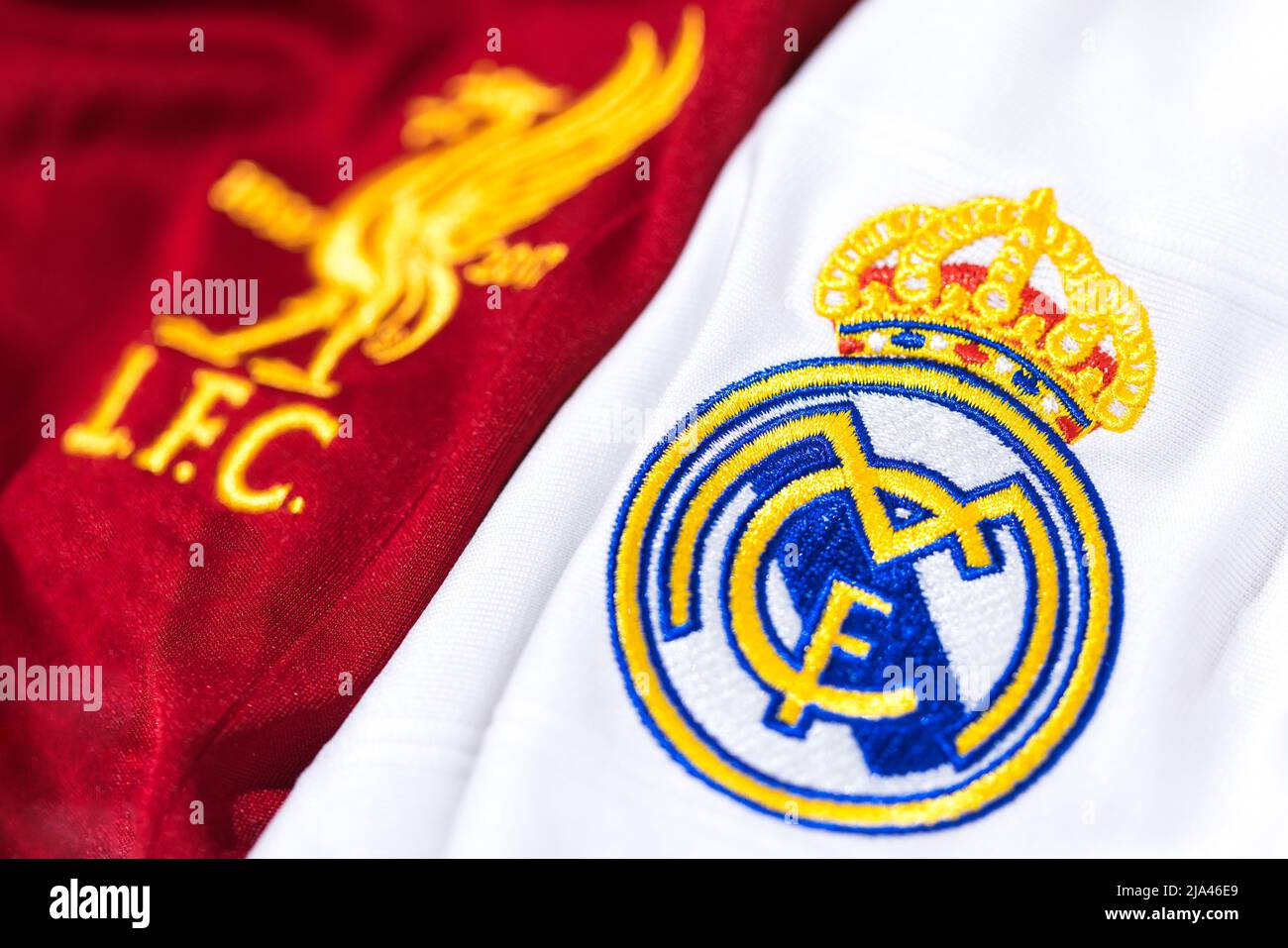 Scudo sfocato sulla maglia del Liverpool Club de Football accanto allo  scudo focalizzato del Real Madrid sulla sua camicia. UEFA Champions League  Final Concept o Foto stock - Alamy