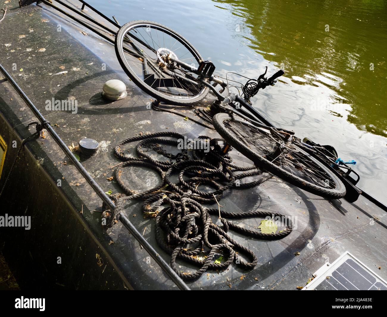 Abingdon afferma di essere la città più antica dell'Inghilterra. E il Tamigi scorre attraverso il suo cuore. Qui vediamo una piccola casa galleggiante ormeggiata dal fiume Foto Stock
