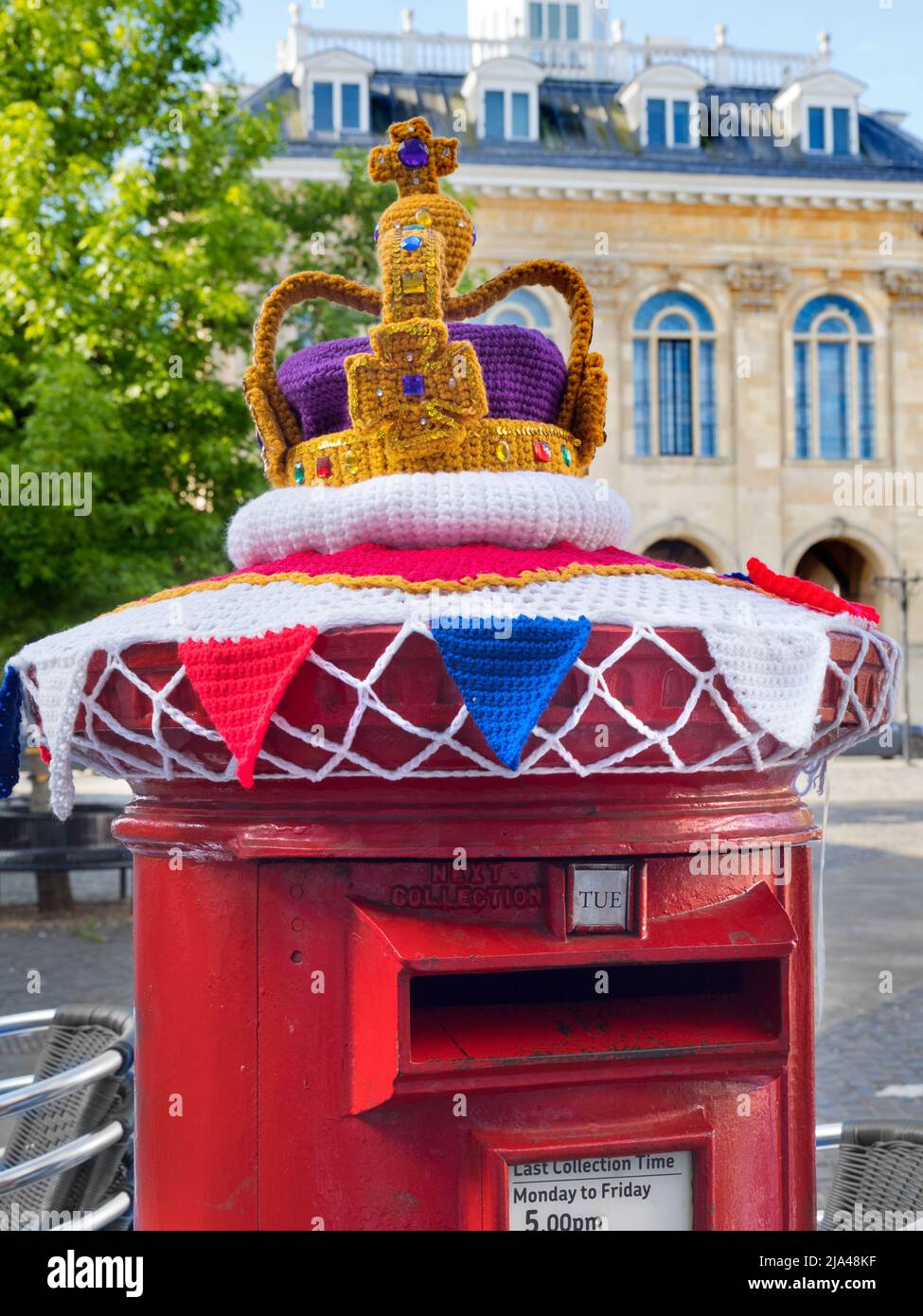 Sfortunato kawaii. Kitsch maglia corona decorazione su un post box in Market Place, Abingdon, celebrando il Giubileo del platino della Regina, un po 'male ti Foto Stock