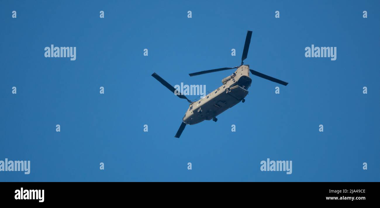 volo in elicottero militare big chinook Foto Stock