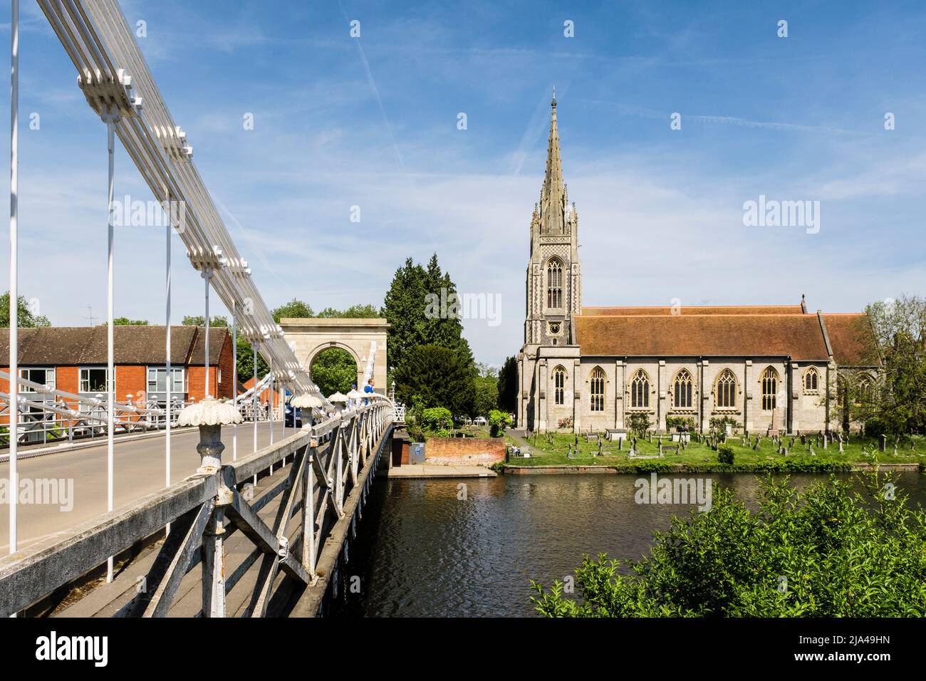 Marlow Suspension Bridge (1832) attraverso il Tamigi e la Chiesa di tutti i Santi. Marlow, Buckinghamshire, Inghilterra, Regno Unito, Gran Bretagna Foto Stock